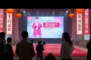 《音乐舞台热评辑》封面，展示舞台评论摘录